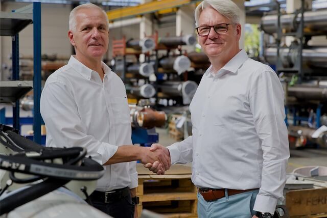 Zwei Männer geben sich die Hand.