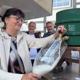 Drei Schläge brauchte Bürgermeisterin Elke Kappen für den Fassanstich.
