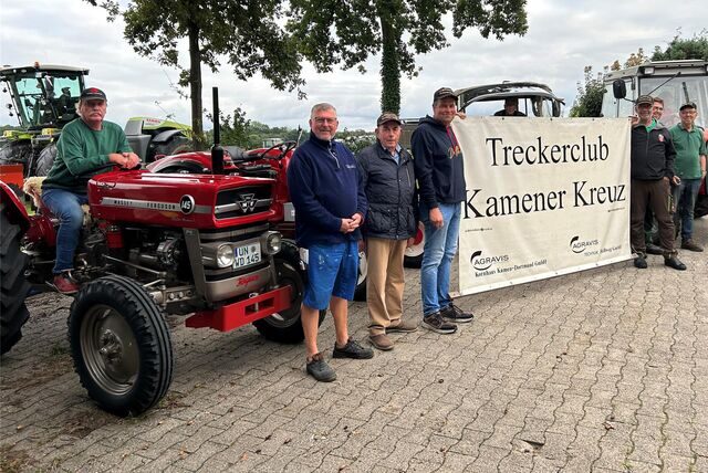 Mitglieder des Treckerclubs vor ihren Maschinen.