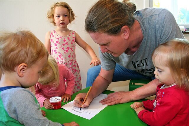 In Dörte Strukamps Arbeitsalltag gehört auch viel Bürokratie – alle Entwicklungsschritte der Kinder werden sorgsam dokumentiert. Nicht nur für die stolzen Eltern, auch für das Kreisjugendamt.