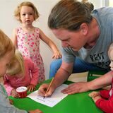 In Dörte Strukamps Arbeitsalltag gehört auch viel Bürokratie – alle Entwicklungsschritte der Kinder werden sorgsam dokumentiert. Nicht nur für die stolzen Eltern, auch für das Kreisjugendamt.