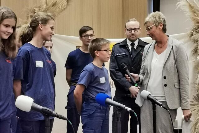 Beim Ehrenamtstag im September stellte sich auch die Jugendfeuerwehr auf der Bühne vor, schilderte der Nachwuchs im Gespräch mit Bürgermeisterin Ulrike Drossel die eigenen Erfahrungen. Mittlerweile ist klar, dass auch junge Ehrenamtler unter 16 Jahren von der Ehrenamtskarte profitieren sollen.