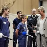 Beim Ehrenamtstag im September stellte sich auch die Jugendfeuerwehr auf der Bühne vor, schilderte der Nachwuchs im Gespräch mit Bürgermeisterin Ulrike Drossel die eigenen Erfahrungen. Mittlerweile ist klar, dass auch junge Ehrenamtler unter 16 Jahren von der Ehrenamtskarte profitieren sollen.