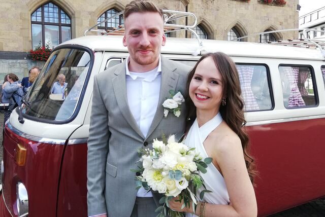 Melissa Jagner und Jonas Baier sind im weinroten Bulli zu ihrer Hochzeit im Standesamt Recklinghausen gefahren.