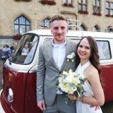 Melissa Jagner und Jonas Baier sind im weinroten Bulli zu ihrer Hochzeit im Standesamt Recklinghausen gefahren.