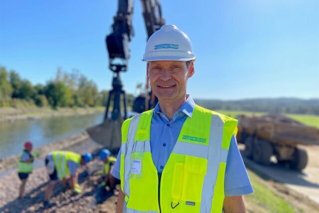 Wasserwerke-Chef Bernd Heinz vor der Baustelle am Ruhrdeich. Die Halbzeit der 1,7 Kilometer langen Strecke ist bereits geschafft.