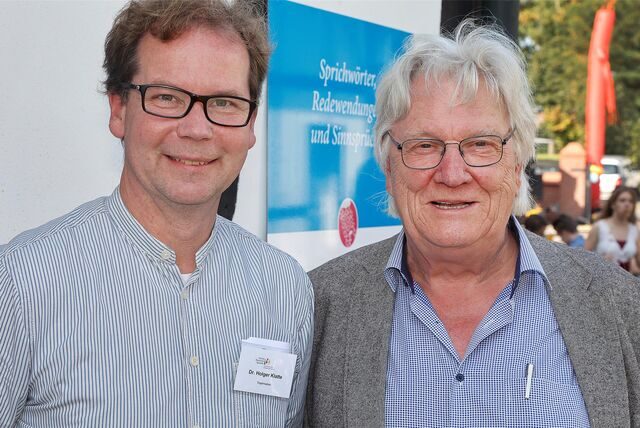 Geschäftsführer Dr. Holger Klatte und Vorstandsmitglied Oliver Baer sind mit dem Verein Deutsche Sprache seit einem halben Jahr auf dem Hof Kalthoff in Wasserkurl ansässig.