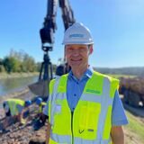Wasserwerke-Chef Bernd Heinz vor der Baustelle am Ruhrdeich. Die Halbzeit der 1,7 Kilometer langen Strecke ist bereits geschafft.