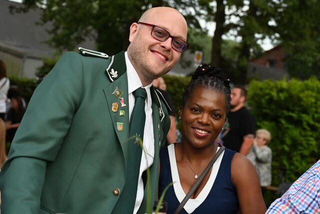 Zwei Menschen feiern beim Biwak in Werne.