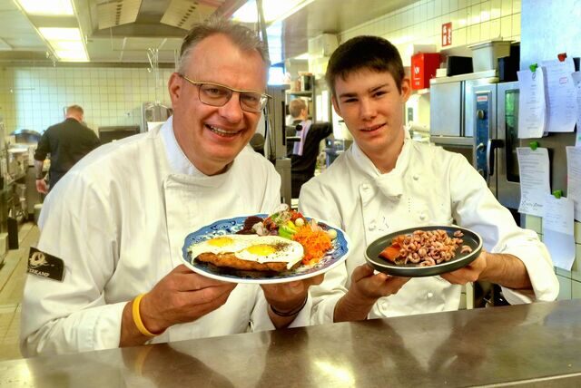 Oh Mann, sieht das lecka aus: Günther Overkamp zeigt ein luftig paniertes Schnitzel mit Spiegeleiern und frischem Salat. Und Azubi Henry Eickhoff hat dazu köstliche Krabben mit Zwiebelchen in der Pfanne erwärmt, die man am besten unter das Spiegelei packt. Dann ist es ein modernes Holsteiner Schnitzel.