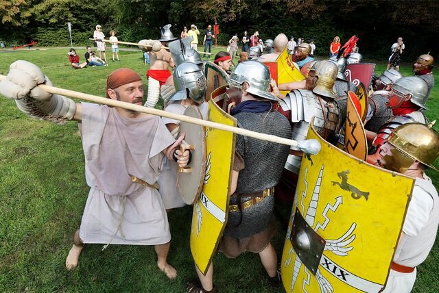 Ein Kampf zwischen Römern und Germanen wird beim Römerfest in Bergkamen simuliert.