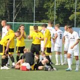 Timo Milcareck liegt nach einem Foulspiel am Boden. Am Ende gewinnt der SuS Kaiserau mit 5:2.
