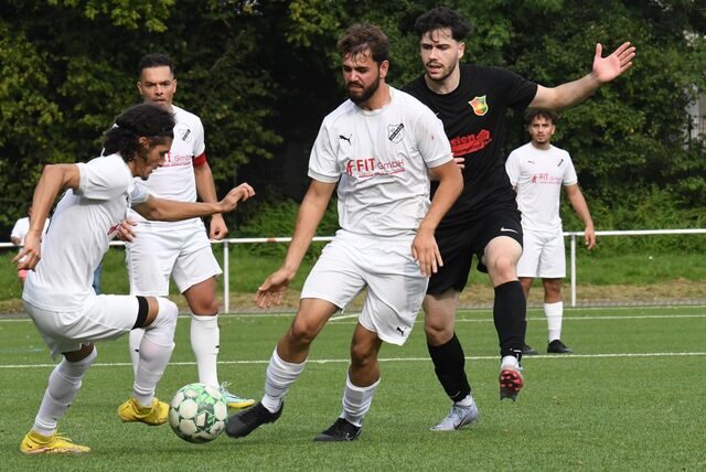 Furkan Kiymaz nimmt den Ball an.