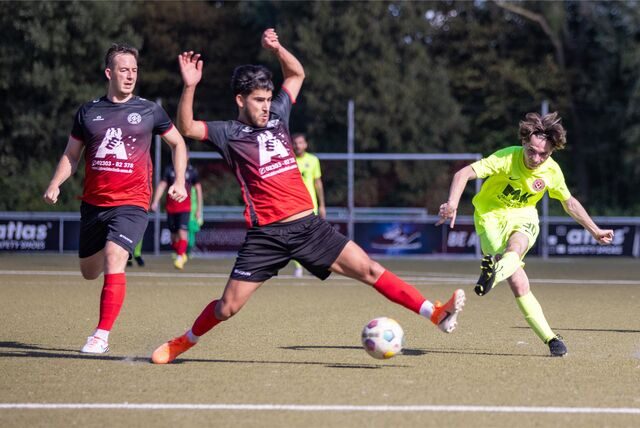Ardit Ajvazi (r.) und Eving Selimiye Spor gewannen deutlich beim SSV Mühlhausen um Kevin Weiß (l.) und Islam Kücükyagci.
