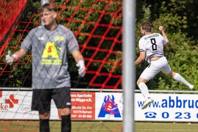 Fabian Vollmer (l.) ist geschlagen: Gegen seinen Ex-Klub, SSV Mühlhausen, kassierte er das späte Gegentor zum 3:3 durch Joschka Mainz (r.).