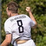 Fabian Vollmer (l.) ist geschlagen: Gegen seinen Ex-Klub, SSV Mühlhausen, kassierte er das späte Gegentor zum 3:3 durch Joschka Mainz (r.).