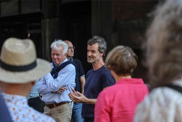Jörg Hartmann (r.), Hauptkommissar Peter Faber im Dortmund-Tatort, und Ex-OB Ullrich Sierau zusammen mit rund 60 Teilnehmern der Tatort-Tour auf Phoenix-West.