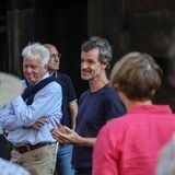 Jörg Hartmann (r.), Hauptkommissar Peter Faber im Dortmund-Tatort, und Ex-OB Ullrich Sierau zusammen mit rund 60 Teilnehmern der Tatort-Tour auf Phoenix-West.