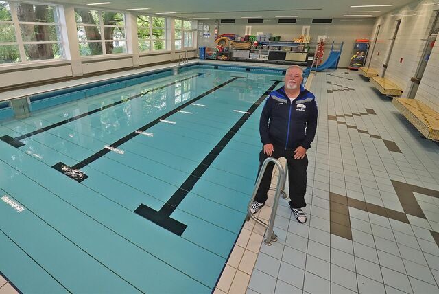 Ein Bild aus inzwischen seit längerem vergangenen Zeiten: Erwin Floer vom Verein des Massener Hellweg-Schwimmbades steht neben einem gefüllten Becken. Seit August 2022 ist die kleine Schwimmhalle geschlossen.