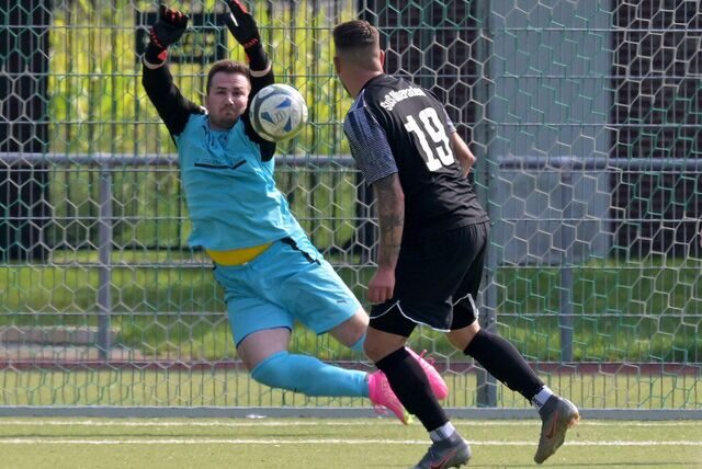 Niklas Dvorak pariert einen Ball.