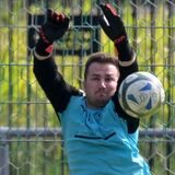Niklas Dvorak pariert einen Ball.