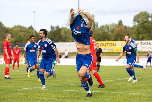 Jan Nielinger jubelt und zieht sein Trikot aus. Er markierte den späten 3:2-Siegtreffer für den Holzwickeder SC gegen den Hombrucher SV.