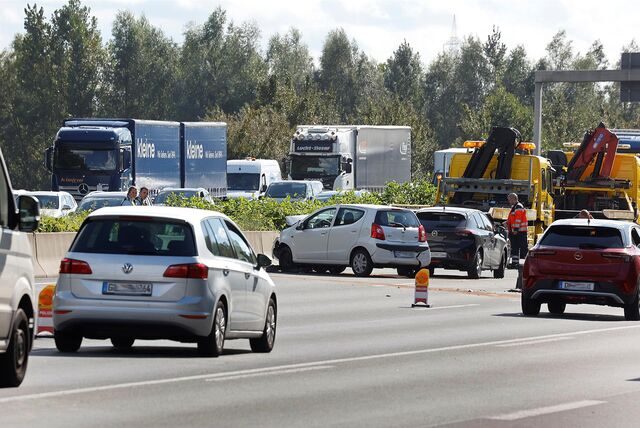Die Unfallstelle auf der A1 in Kamen: Ein Kleinwagen steht mit zerstörter Front auf dem linken Fahrstreifen. Drei Autos sind an der Kollision beteiligt.