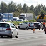 Die Unfallstelle auf der A1 in Kamen: Ein Kleinwagen steht mit zerstörter Front auf dem linken Fahrstreifen. Drei Autos sind an der Kollision beteiligt.