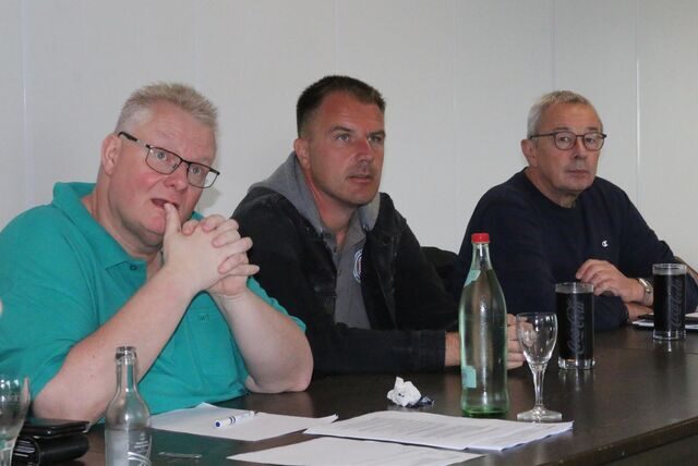 Michael Allery  (l.) ist der Vorsitzende des Fußballkreises Unna Hamm. Der hat zuletzt seine Durchführungsbestimmungen geändert. Auch Christian Ritter und Friedhelm Wittwer gehören dem Kreisvorstand an.