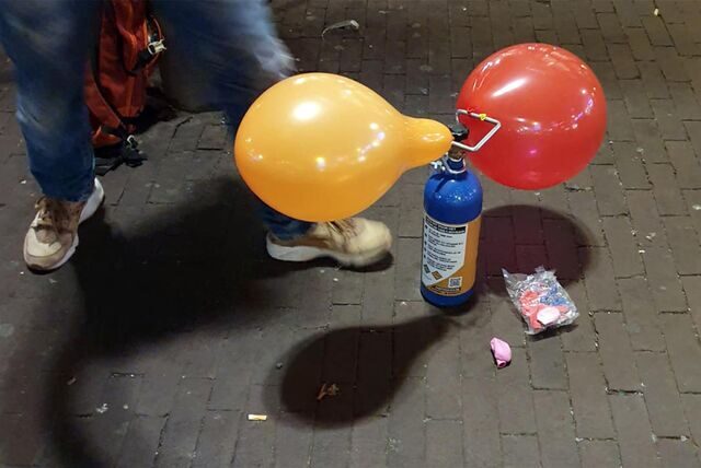Mit Lachgas gefüllte Luftballons werden immer wieder vorwiegend von Jugendlichen inhaliert. Das birgt einige Gefahren.