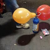 Mit Lachgas gefüllte Luftballons werden immer wieder vorwiegend von Jugendlichen inhaliert. Das birgt einige Gefahren.
