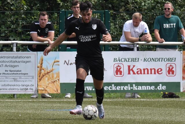 Selim Mechken führt den Ball.