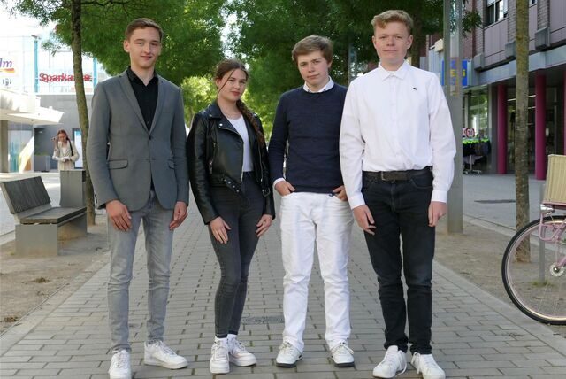Moritz Lotz (2.v.r.) ist Vorsitzender der Liberalen Schüler im Kreis Unna. Außerdem im Bild die weiteren Mitglieder des Vorstandes der Liberalen Schüler (v.l.): Oscar Chyra (Beisitzer, Kamen), Lia Moltrecht (stellv. Vorsitzende, Selm) und Lars-Erik Köhler (Beistzer, Kamen).