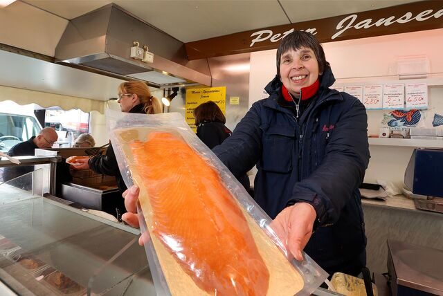 Fischhändlerin Ulrike Jansen auf dem Kamener Wochenmarkt