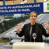 NRW-Wirtschaftsministerin Mona Neubaur (Grüne) spricht bei der Einweihung der größten Solardachanlage Deutschlands bei der Metro Logistics in Brassert.