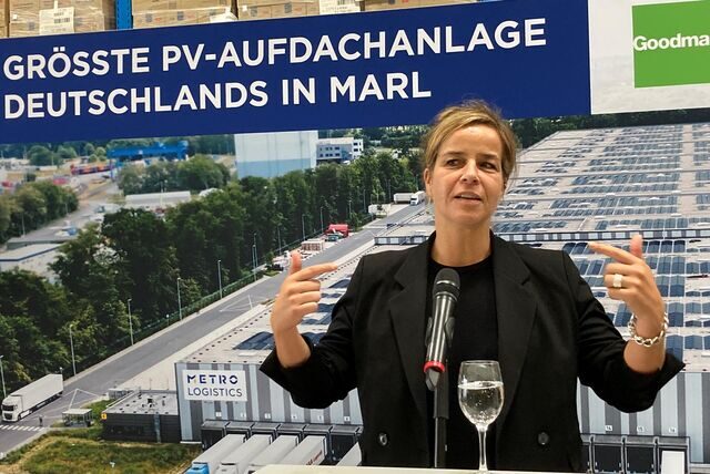 NRW-Wirtschaftsministerin Mona Neubaur (Grüne) spricht bei der Einweihung der größten Solardachanlage Deutschlands bei der Metro Logistics in Brassert.