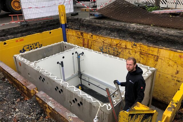 Unter dem Fröndenberger Marktplatz gibt es ebenfalls wartungsintensive Technik: Aus der Pumpenkammer werden die zwölf Fontänen gespeist – Bestandteil eines Förderprogramms des Landes NRW.