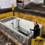 Unter dem Fröndenberger Marktplatz gibt es ebenfalls wartungsintensive Technik: Aus der Pumpenkammer werden die zwölf Fontänen gespeist – Bestandteil eines Förderprogramms des Landes NRW.