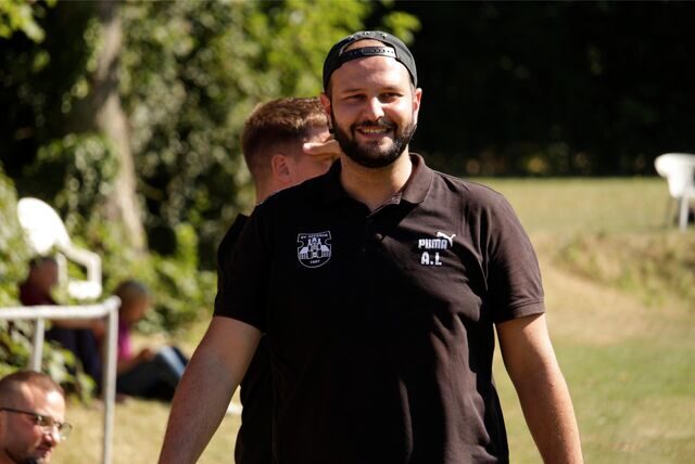 Lorenz Wagener (r.) und Angelo Lo Giudice, Trainer und Co-Trainer des SV Afferde, wollen ihr Team in die Spitzenregion der Tabelle führen.