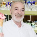 Fabio Tiozzo, Inhaber der Eisdiele Venezia in Kamen, hält ein Eis in der Hand.