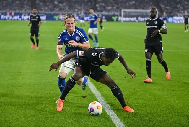 16.09.2023, Fussball, 2. Bundesliga, 6. Spieltag Saison 2023/2024, FC Schalke 04 – 1.FC Magdeburg, Lino Tempelmann (FC Schalke 04), Daniel Heber (1. FC Magdeburg)


Foto: Teresa Kroeger/RHR-FOTO