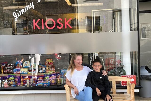 Christina Braimllari und ihr Neffe Alban freuen sich über die Eröffnung von Jimmy’s Kiosk.