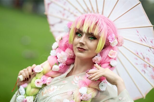 Eine kostümierte Frau nimmt an der „Connichi“-Convention teil. Die kostümierten Besucher einer der größten deutschen Manga-Conventions verkörpern Charaktere aus diversen populären Genres wie Manga, Superhelden oder Computerspielen.