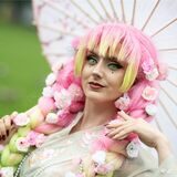 Eine kostümierte Frau nimmt an der „Connichi“-Convention teil. Die kostümierten Besucher einer der größten deutschen Manga-Conventions verkörpern Charaktere aus diversen populären Genres wie Manga, Superhelden oder Computerspielen.