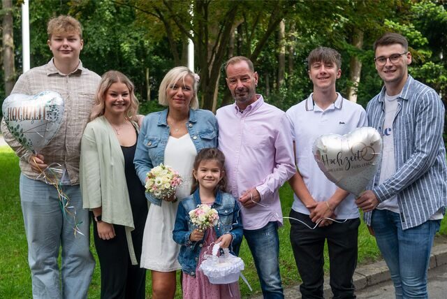 Jacqueline und Thomas Redmer haben im Rathaus Datteln geheiratet. Mit dabei ihre Kinder (v.l.) Julian, Sina, Lea Sophie, Lucas und Leon