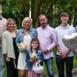 Jacqueline und Thomas Redmer haben im Rathaus Datteln geheiratet. Mit dabei ihre Kinder (v.l.) Julian, Sina, Lea Sophie, Lucas und Leon