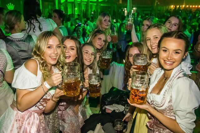 Volles Zelt, nur noch halbvolle Gläser: So liefs beim Oktoberfest im vergangenen Jahr.