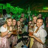 Volles Zelt, nur noch halbvolle Gläser: So liefs beim Oktoberfest im vergangenen Jahr.