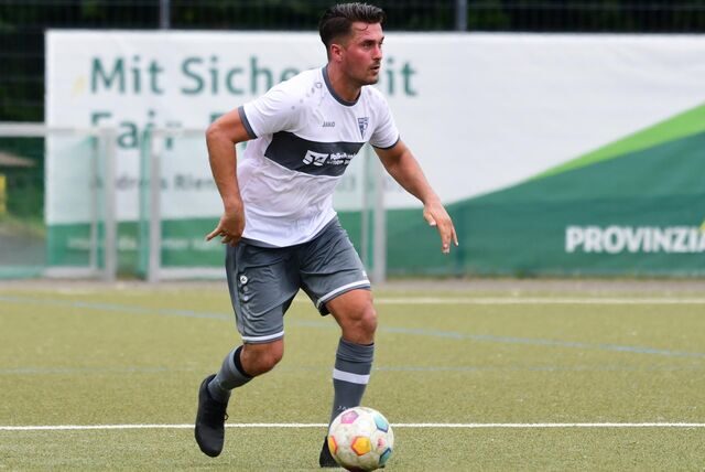 Sebastian Schnee hat den Ball am Fuß.