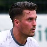 Sebastian Schnee hat den Ball am Fuß.